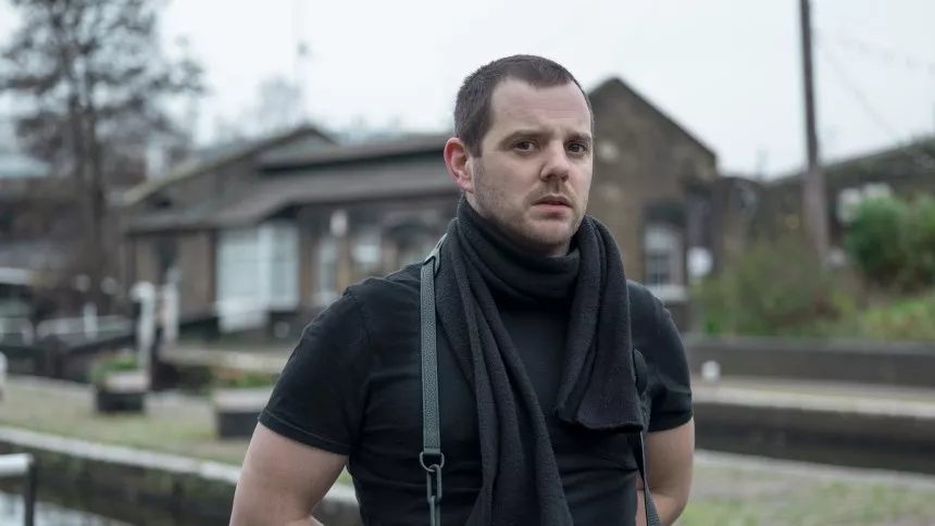 Med telefonen i hånden og hånden på hjertet