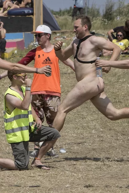 GAFFA TV: Nakenløpet på Roskilde – blafrende bryster og svingende kjepper