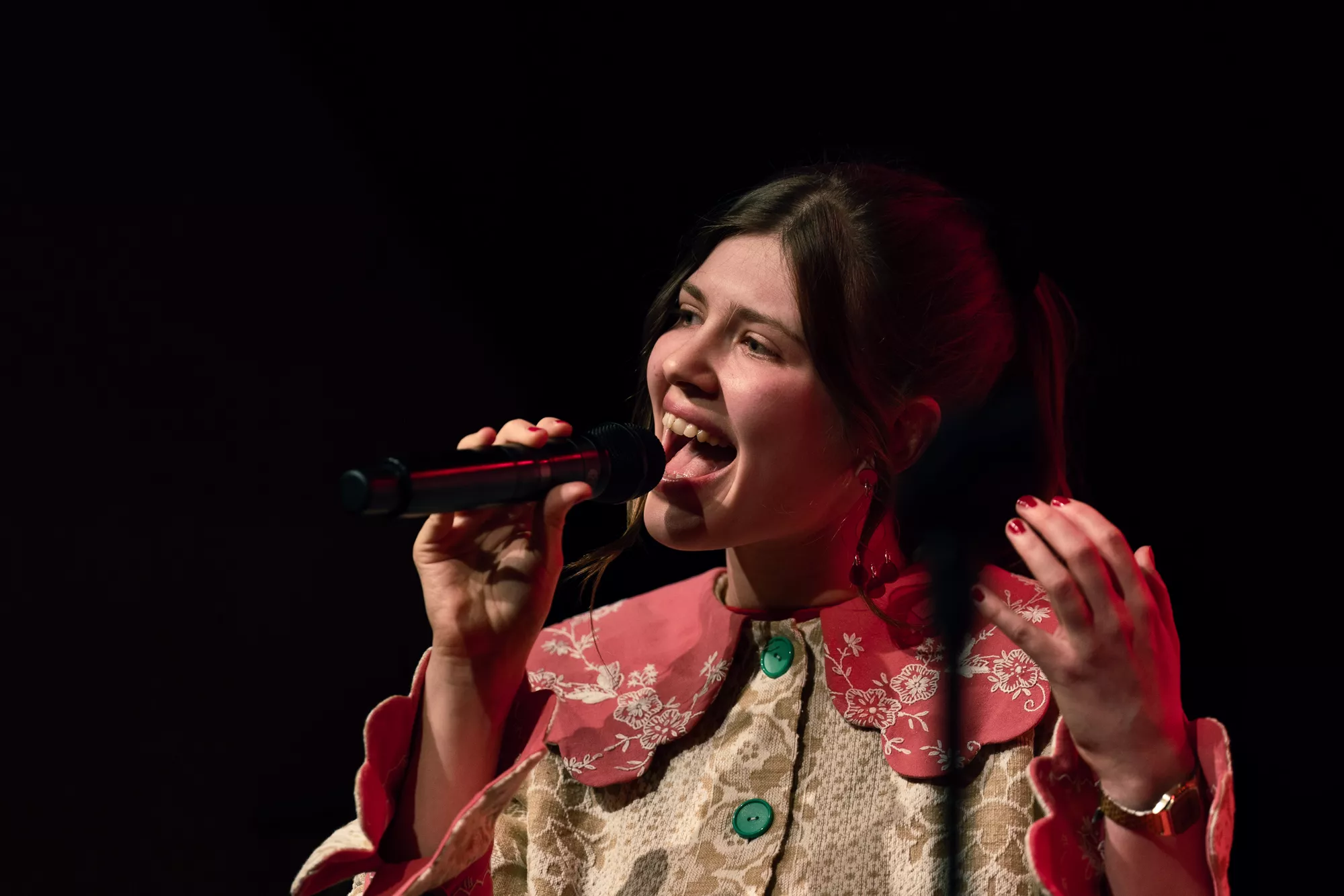 Lovende kongelig hofleverandør med humor og hits