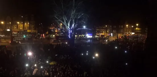 Se fansens rörande hyllning till Bowie