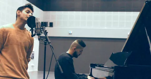 Se dansk sanger servere årets største hits på under tre minutter