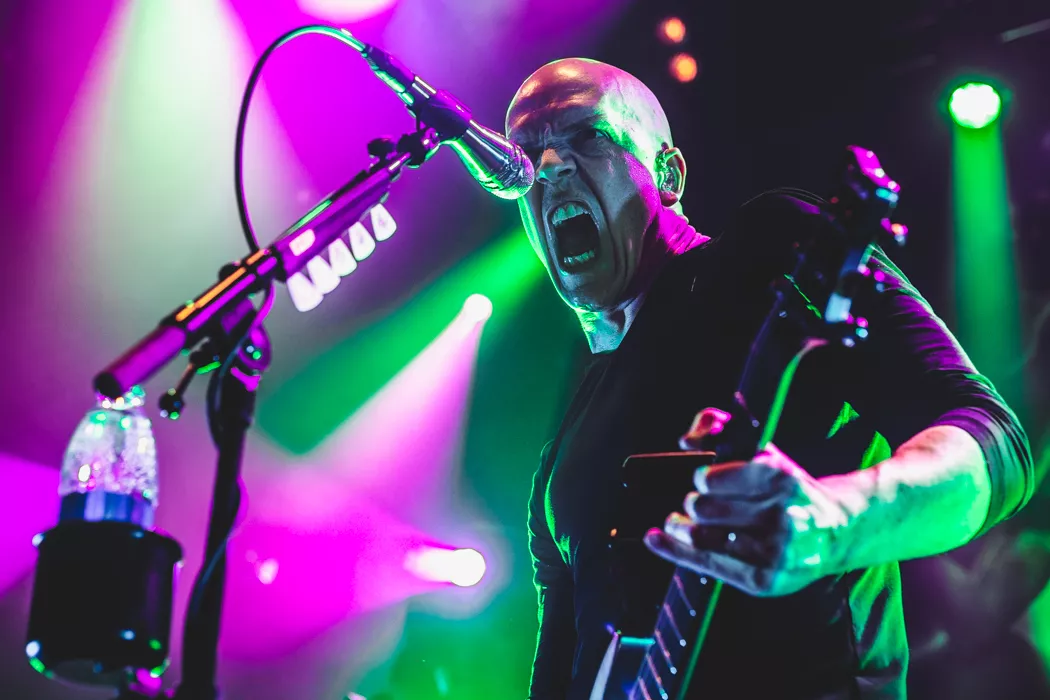 Utomdimensionella upplevelser varvas med prutt- och pungskämt