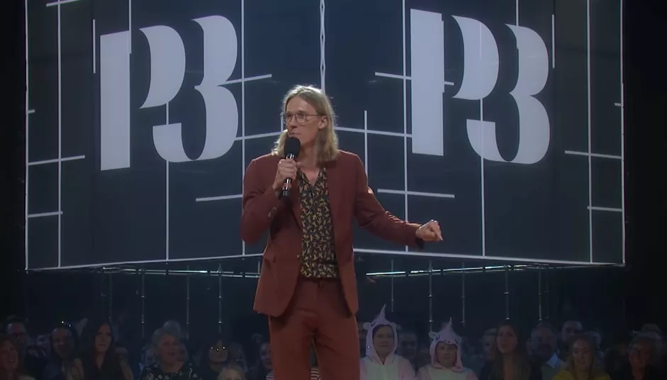 Se när Marcus Berggren sågar sönder Sveriges popelit