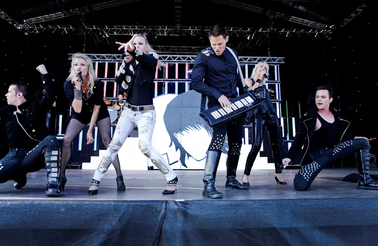 Infernal kigger frem: Kimer julen ind med basarm og Kalinka-dans