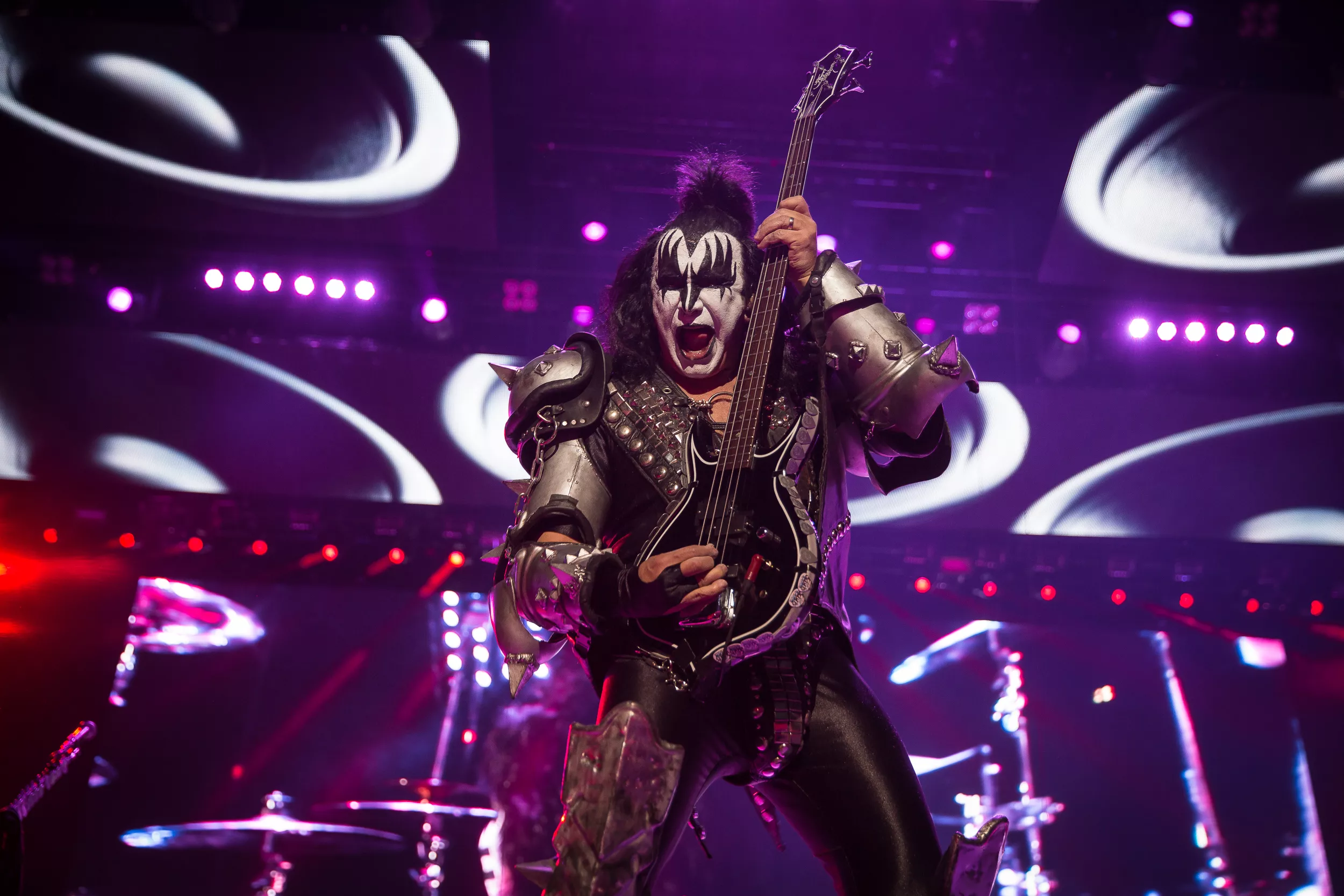 Gene Simmons hevder han oppfant rocka håndtegn allerede i 1974