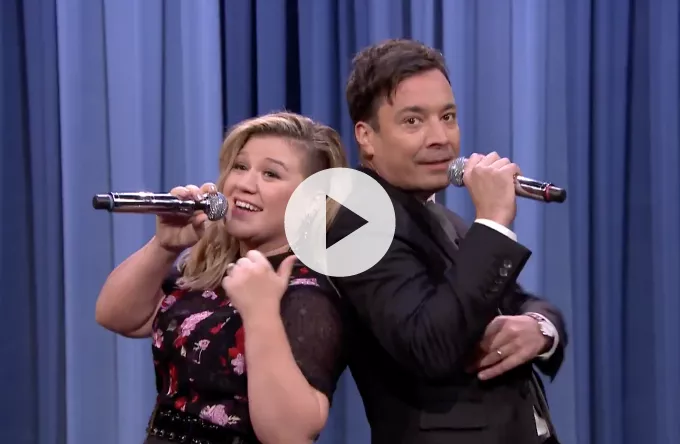Jimmy Fallon og Kelly Clarkson giver lektion i duetter