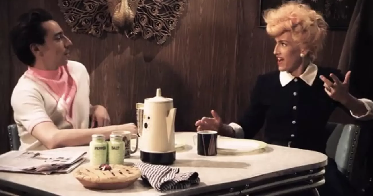 Videopremiere: Se Joan As Police Woman i vilde outfits