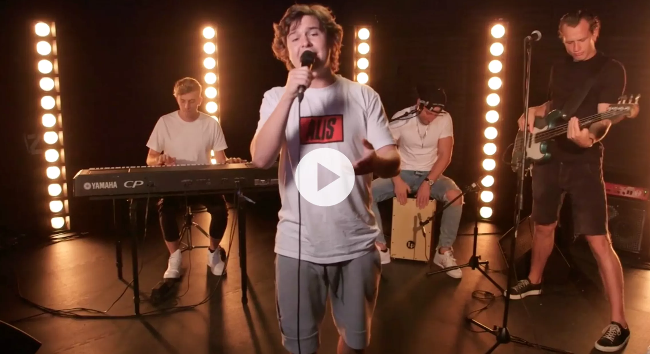Se Lukas Graham spille intim version af "Mama Said"
