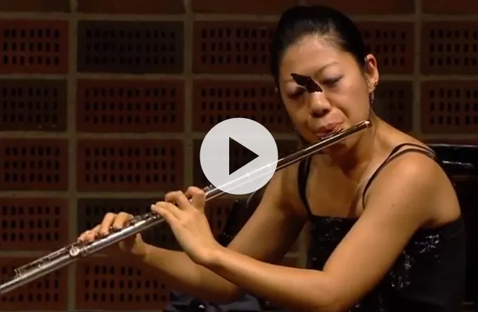 Se når fløjtenist får en sommerfugl på næsen