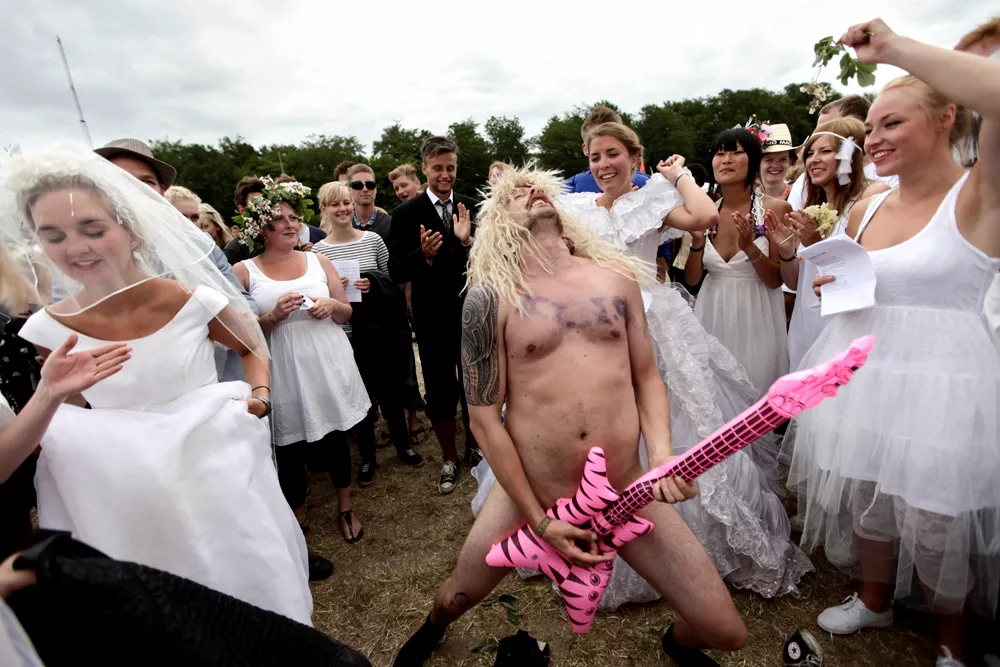 Stort fremmøde til massevielse på Roskilde Festival 