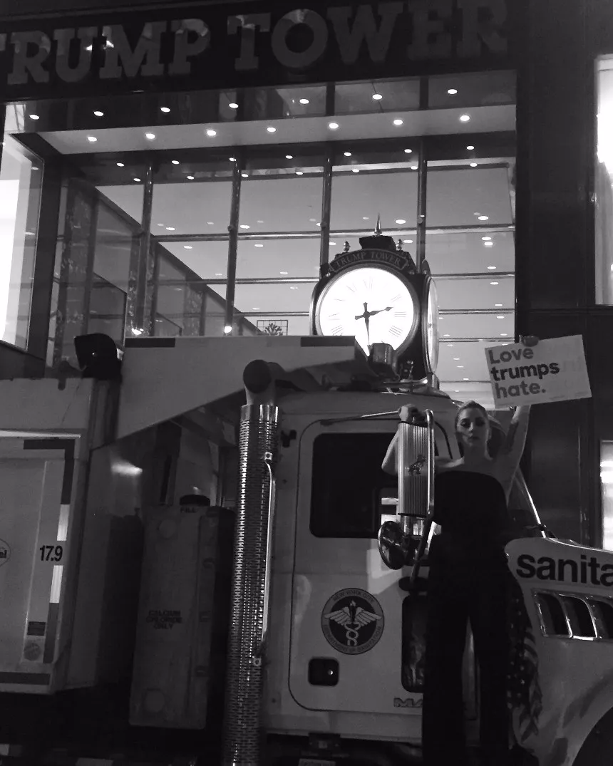 Lady Gaga protesterede foran Trump Tower