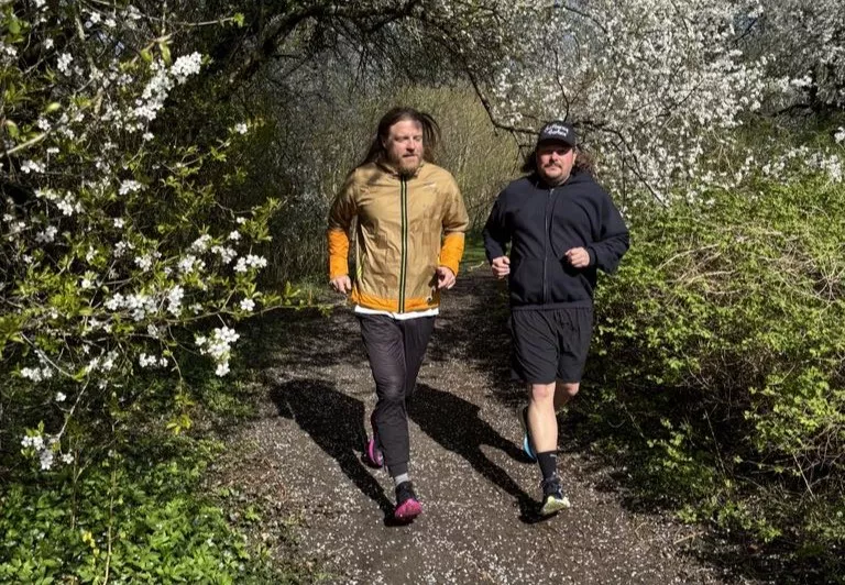 På fotoet: Arrangørerne Michael Hvolgaard Andersen og Morten Dam-Sørensen varmer op til løbet.