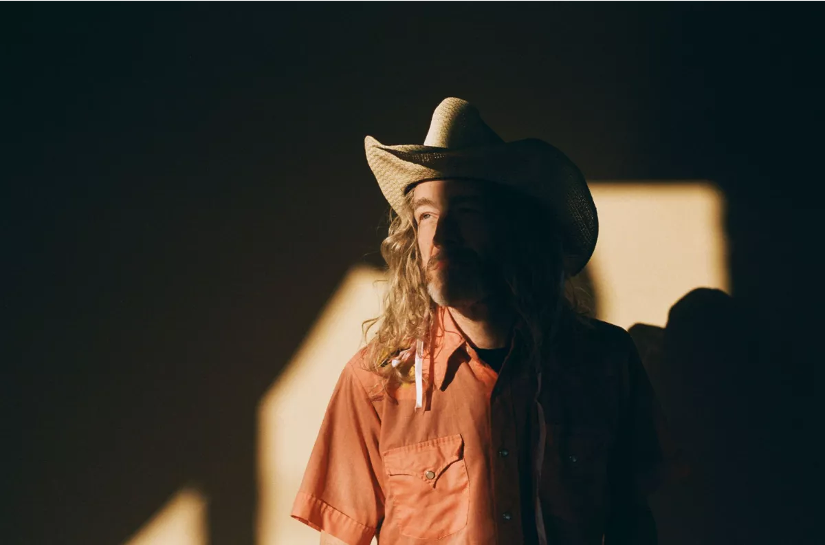 Low-sanger får hjælp af uventede venner på andet album siden hustruens død