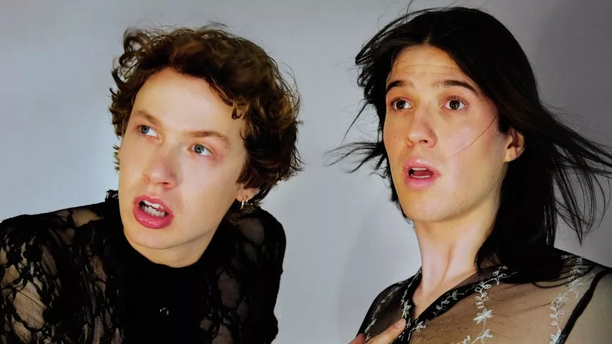 ANBEFALING: Oplev den energiske hiphop-duo Fraads og de fandenivoldske Tredjeperson live