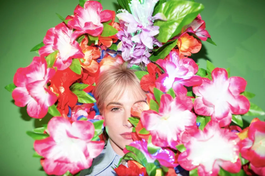 Indadvendt, mørk og kærlig toer fra Paramore-frontkvinde