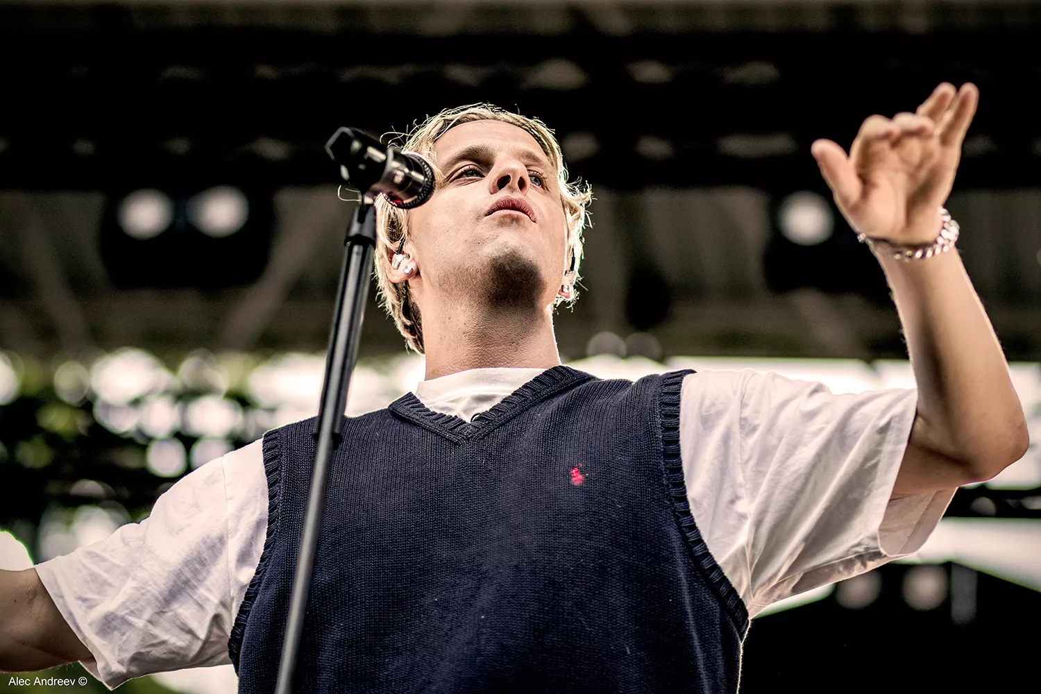 Rockstjerner i strikvest spiller op til genåbning