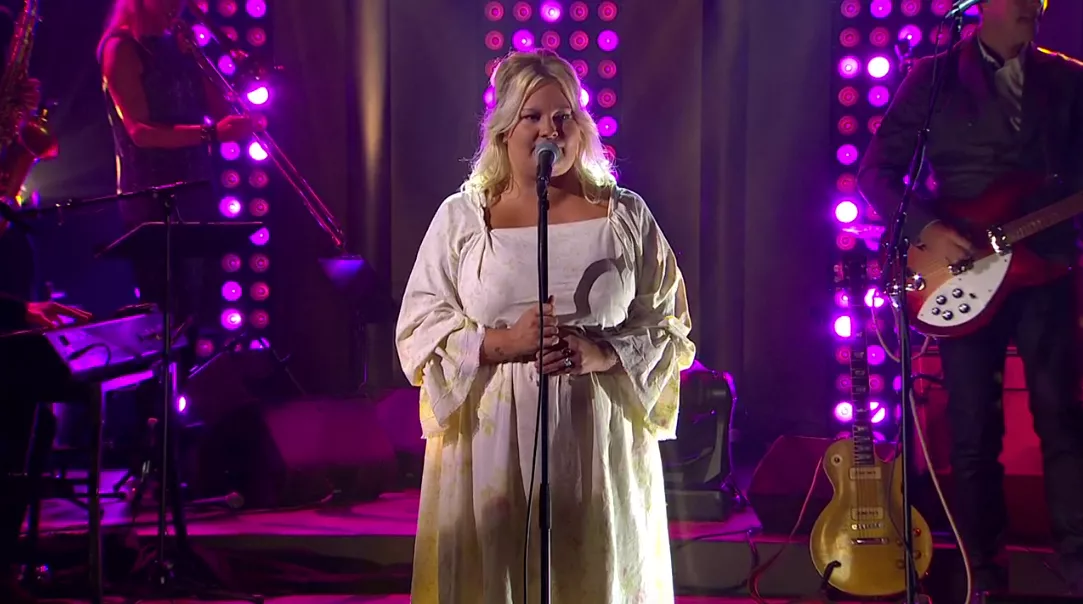 Se Sarah Klang erövra Sverige – på bästa sändningstid