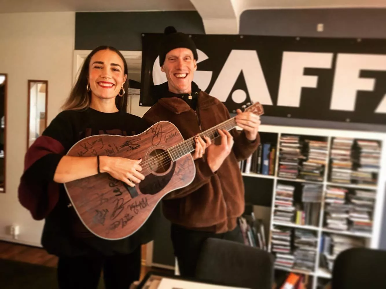 Buda hem en gitarr fullspäckad med autografer!