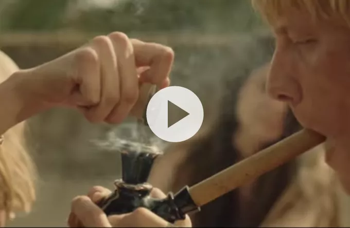 Se trailer til filmen om Eik Skaløe 