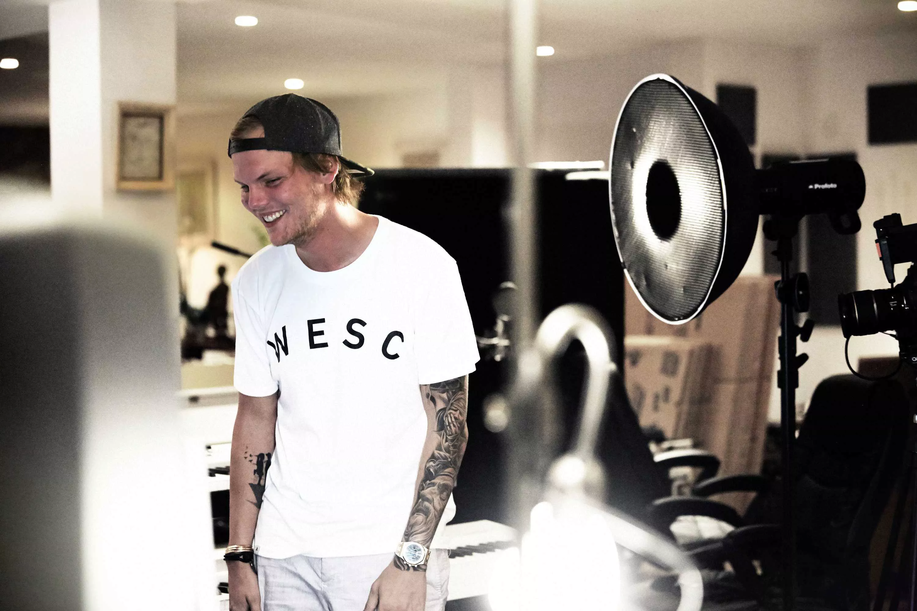 Her hylder Kygo og tusindvis af fans Avicii på Coachella