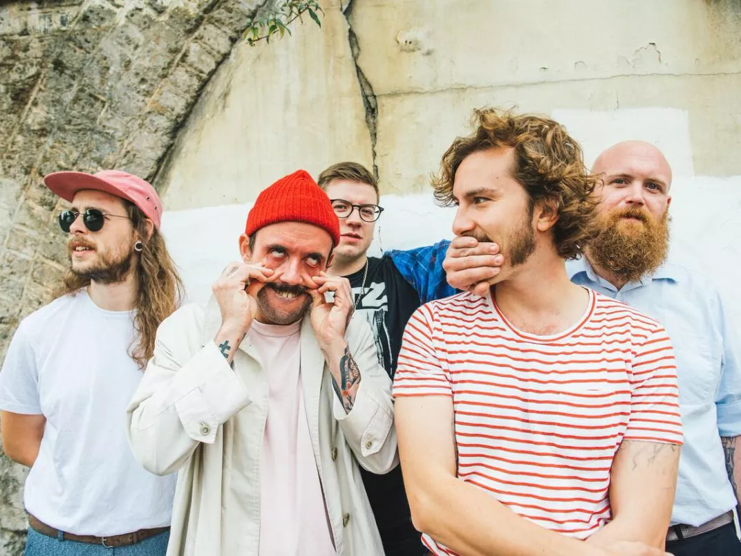 ANMELDELSE: Smil til en rådden verden, der ikke smiler tilbage