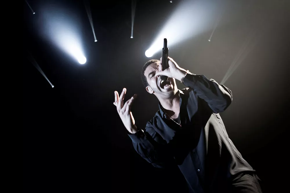 Drake smider to singler på gaden