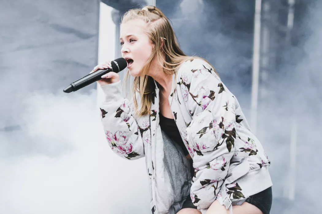 LYSSNA: Zara Larsson & Mnek - Never Forget You