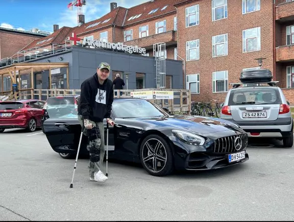 Fabräk-sanger forvrider foden – indleder turné på krykker