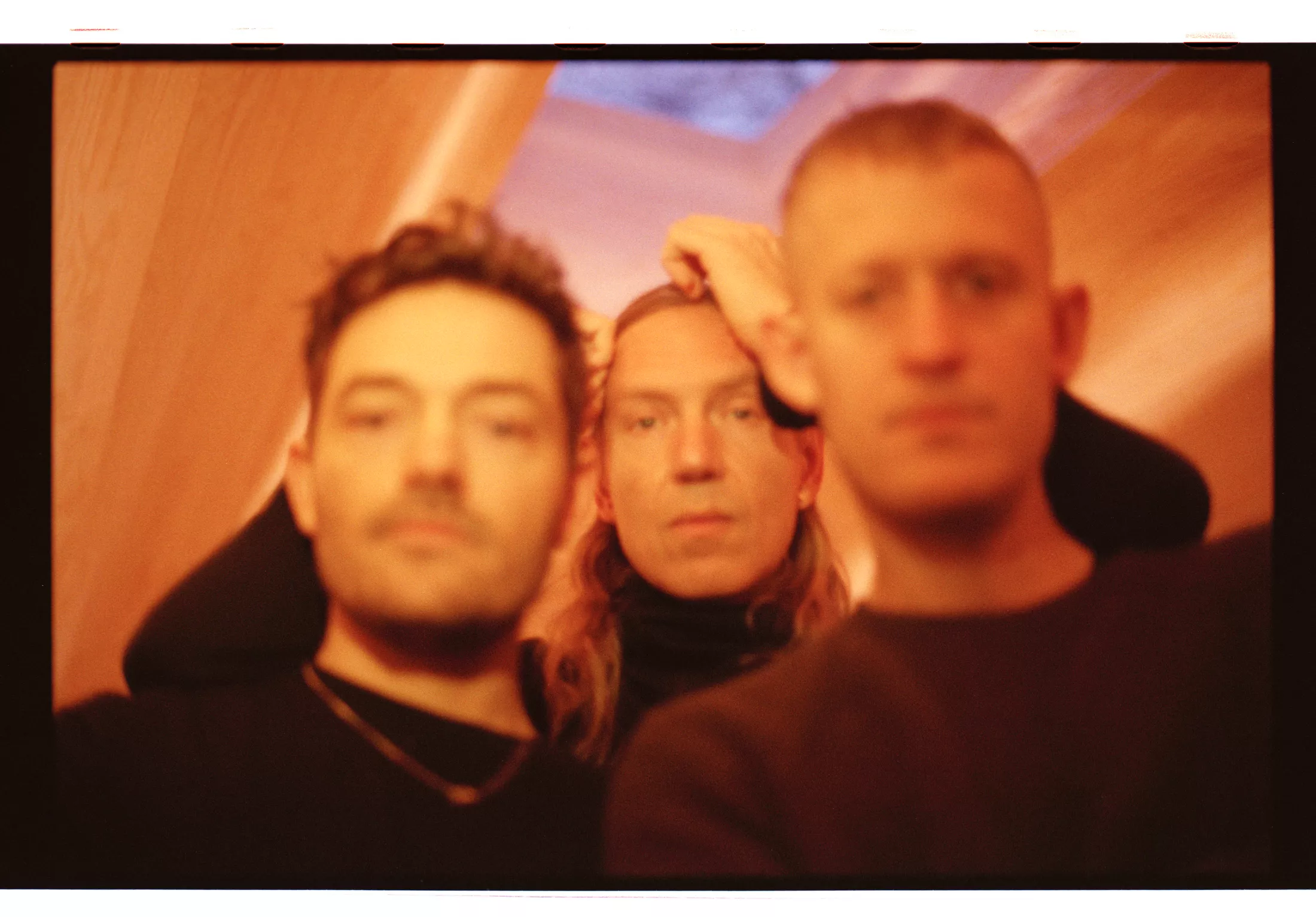 When Saints Go Machine sætter dato på album