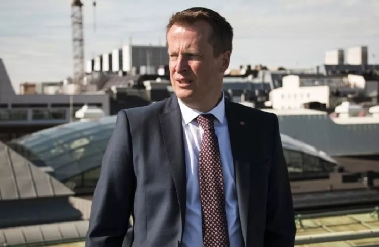 Ministern dissar Bråvalla - möts av mothugg