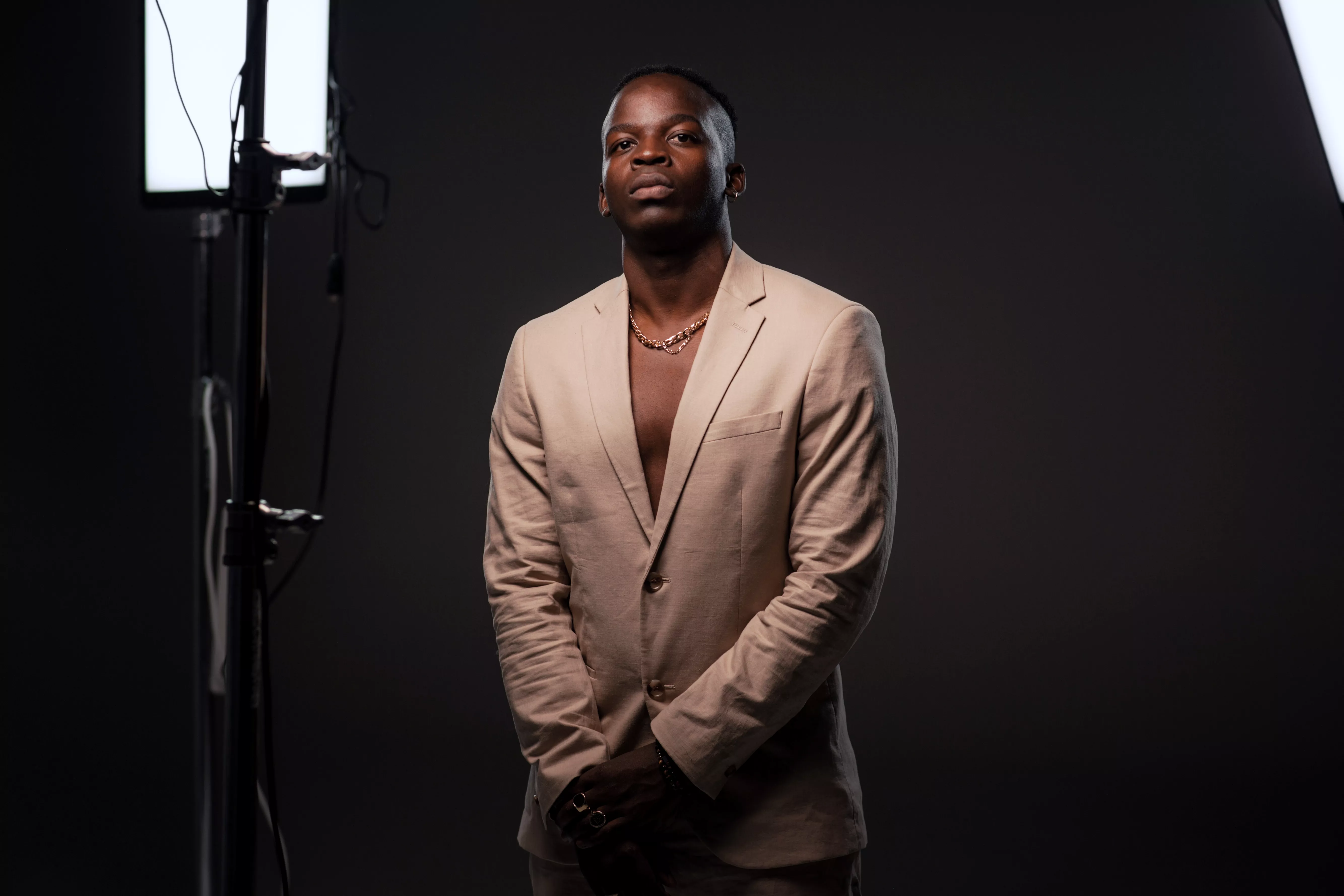 ANMELDELSE: Starter godt, men lander skidt – Elo Kays debut mangler fylde