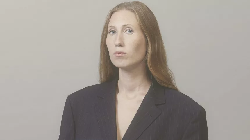 PREMIERE: Karen Juhl synger om det svære ved at være sig selv på nye single – hør den her 