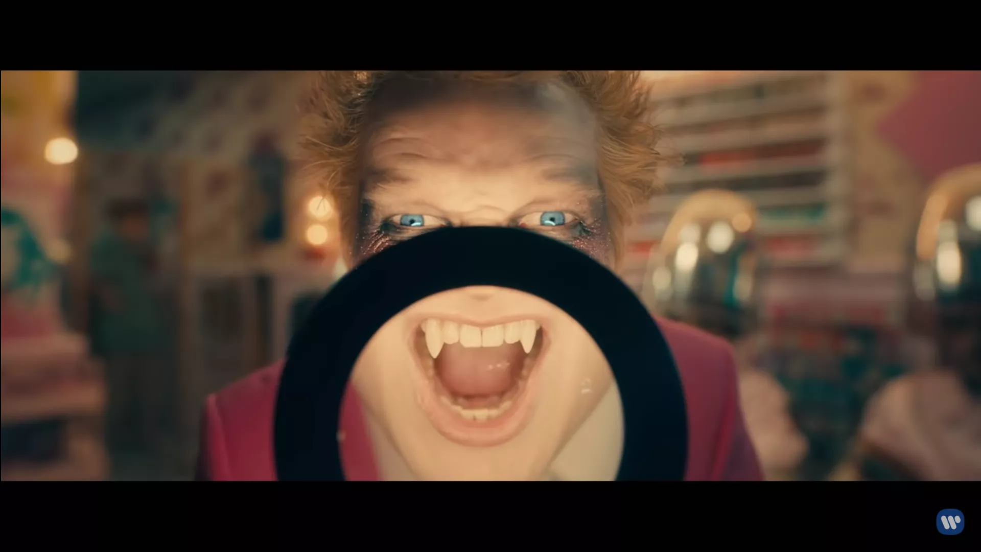 VIDEO: En af verdens største stjerner er tilbage – som vampyr