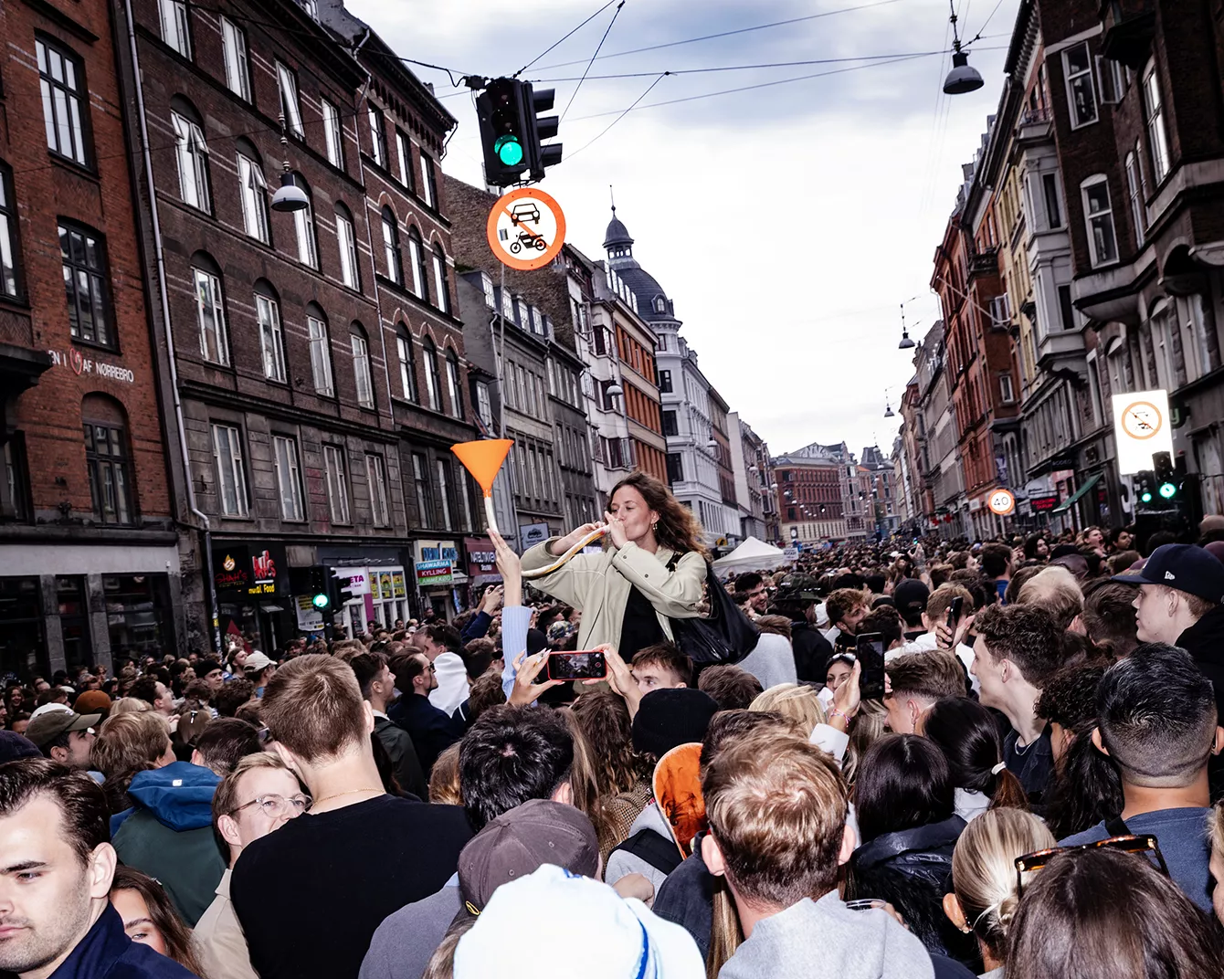 Fotografer: Anders Dalhøj (foto 1), Andreas Mojlanen (2-10), Caputo Franco (11-15), Christina Filo (16-19), Elena Perota (20-21), Jairo Alvarez (22-23), Jaumella (24-25), Joana Mendes (26), Lasse Olsen (27-29), Lou Hestbæk (30-33), Martin Wallen (34-37), Mikkel Nielsen (38-41), Sofia Jiminez (resten) 