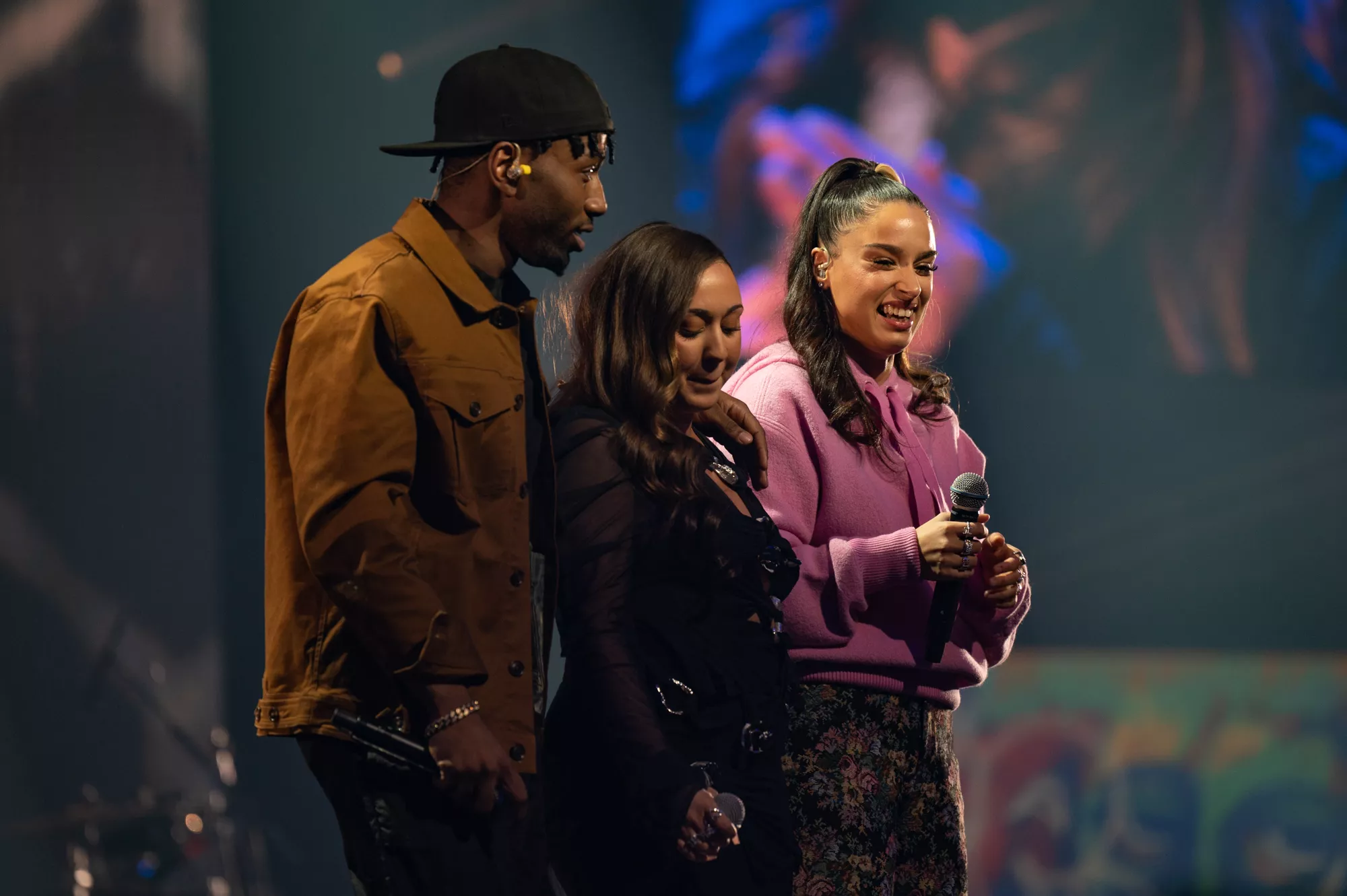 Supergrupp ger ut låt – intäkterna bygger musikstudior runtom i landet