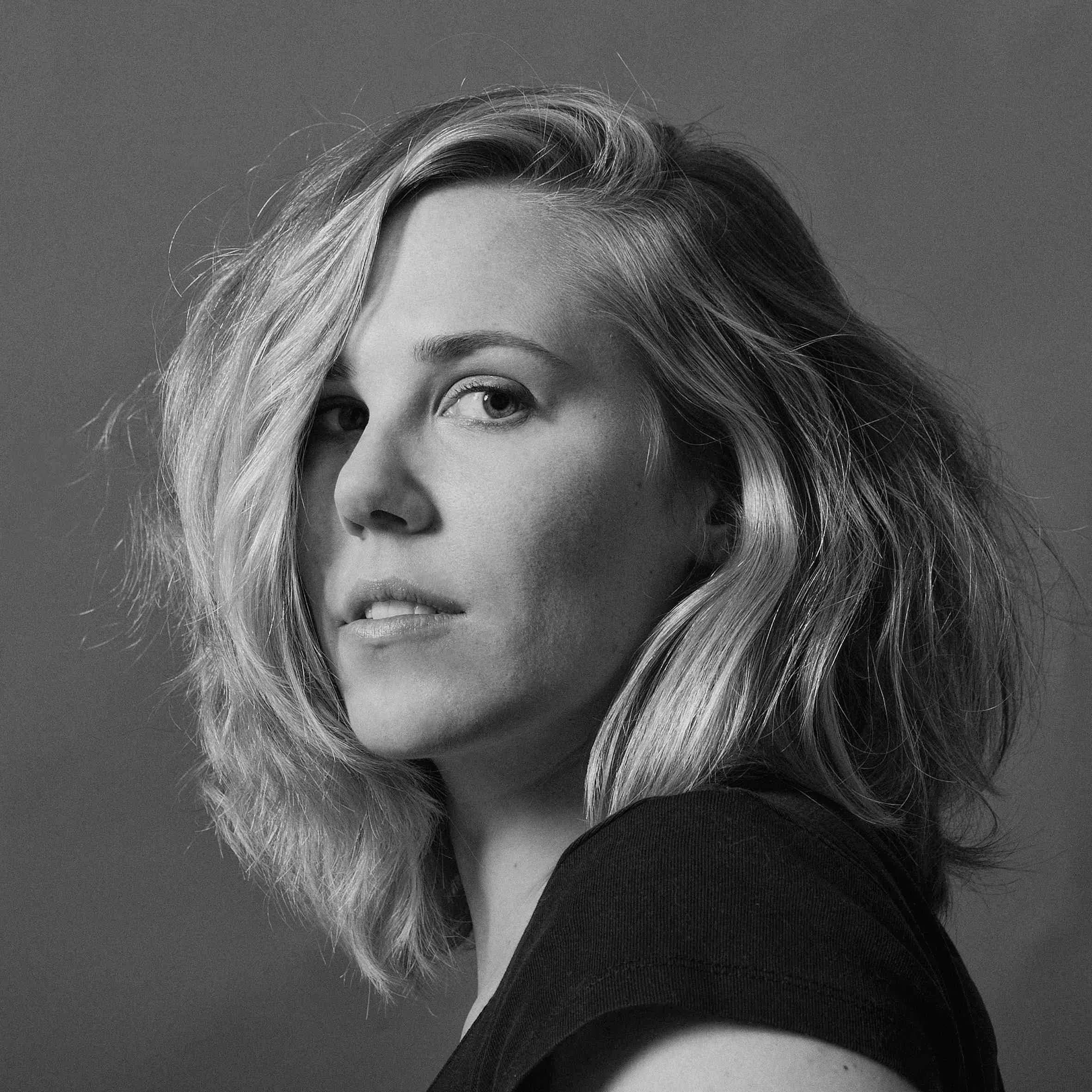 Brita Lyon varmer opp for Destroyer