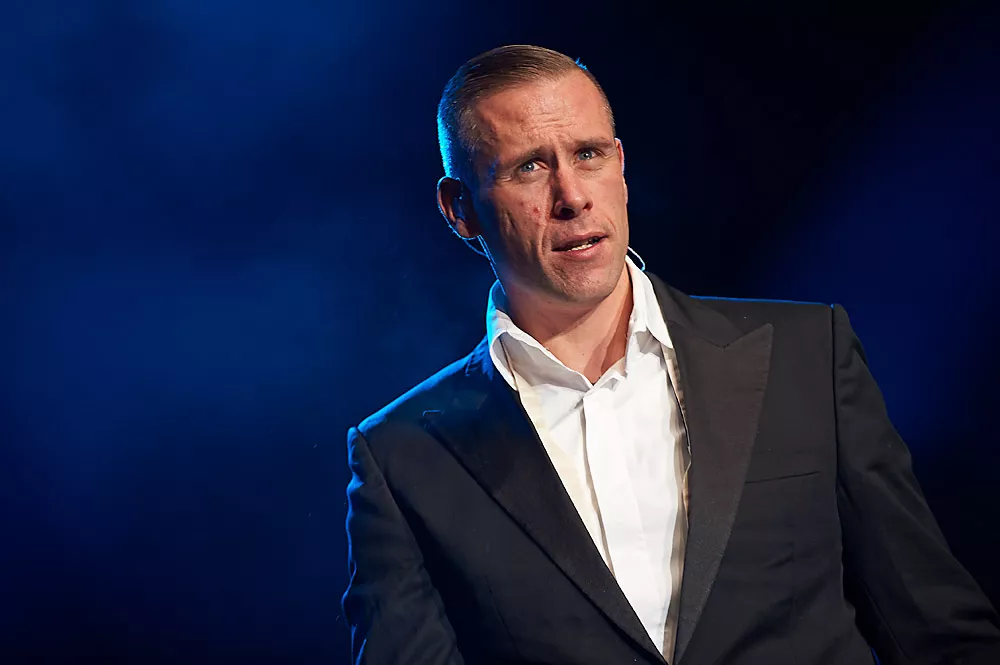 TV2 og TDC beholder voldsdømt rapper