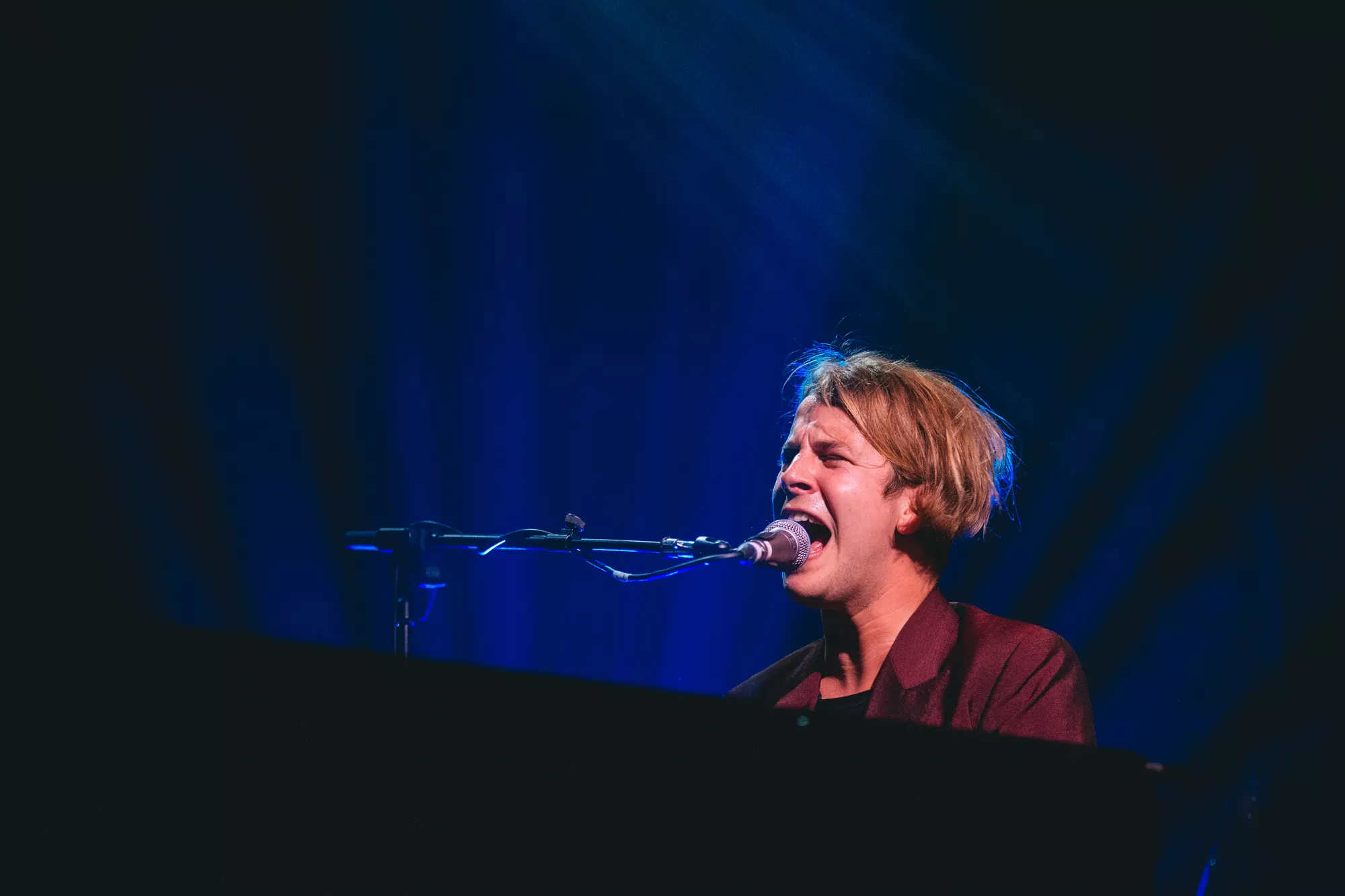 VIDEO: Tom Odell synger hit for ukrainske flygtninge på banegård
