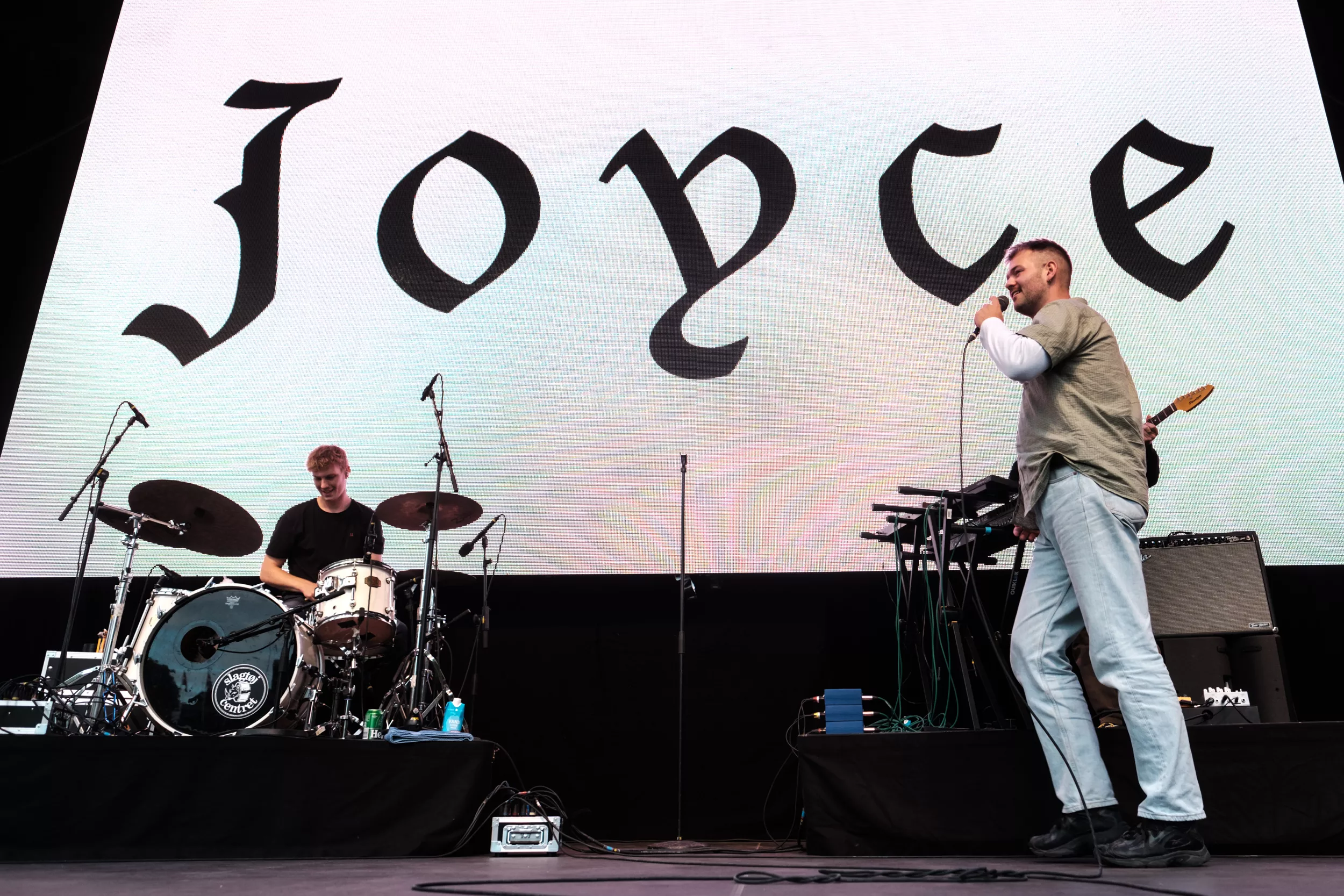 Lort og sprungne guitarstrenge i Tivoli