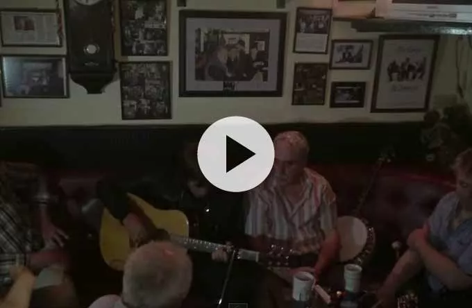 Se Liam Gallagher synge ny sang på irsk pub