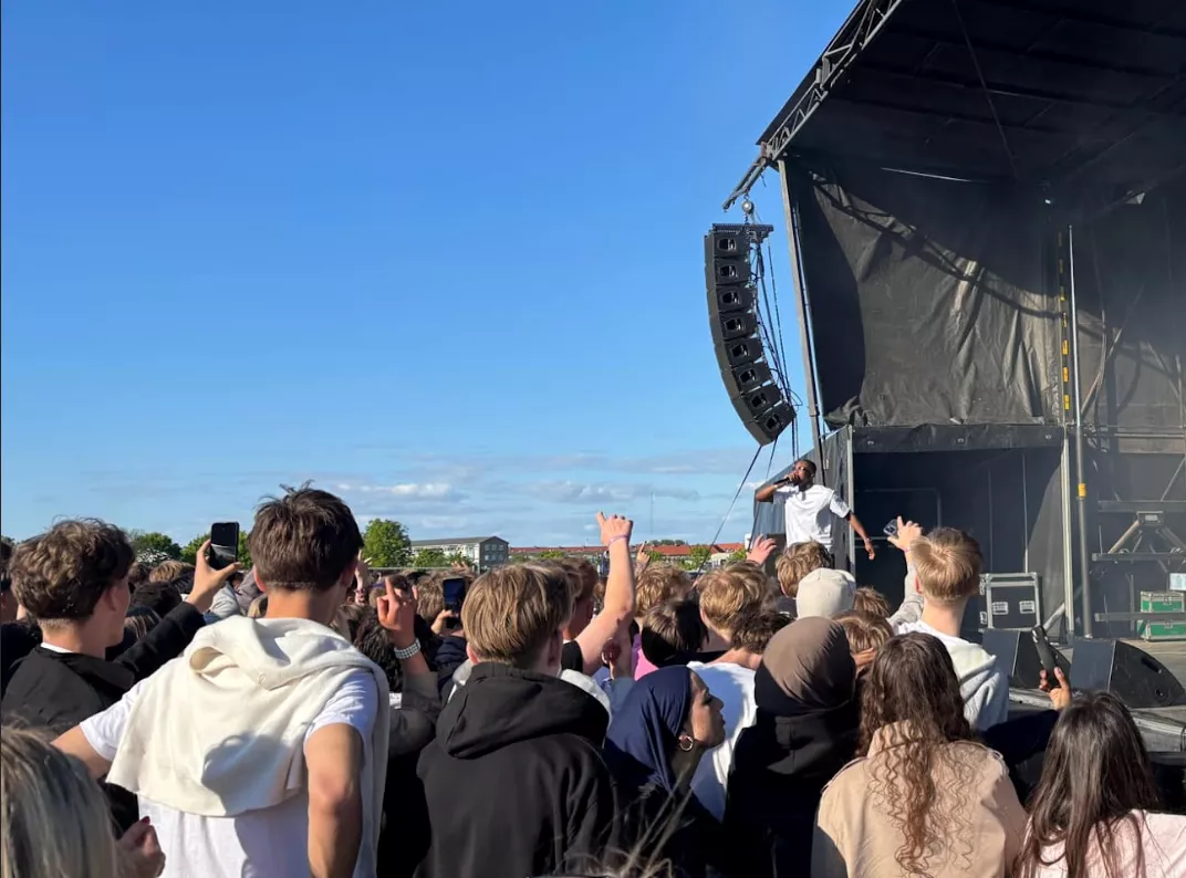 Billedet er fra sidste år, hvor et lignende koncertformat blev prøvet for skolerne i Brønshøj-Husum og Vanløse. Her optrådte blandt andet Icekiid.
