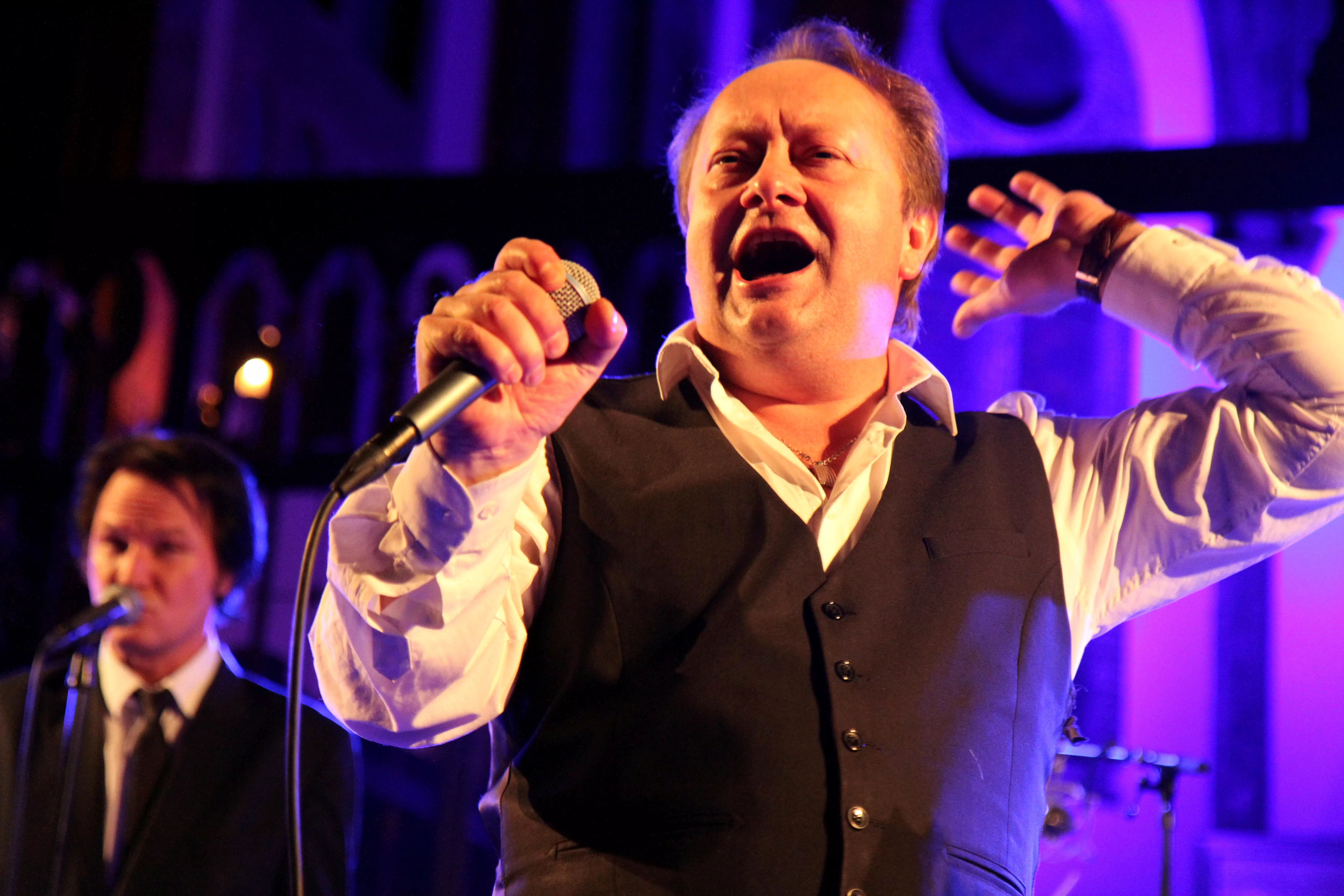 NRK kjører allsangprogram på radio – med kjente artister som programledere