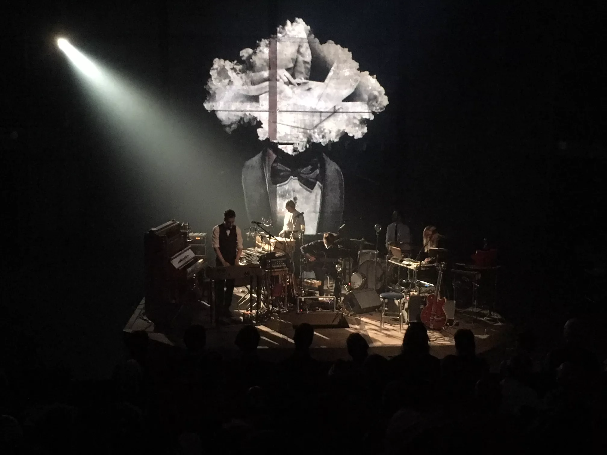 Återvänder med sitt hyllade koncept – och släpper livealbum 