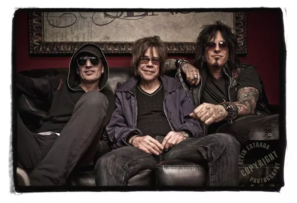 New York Dolls: Dancing backwards in high heels