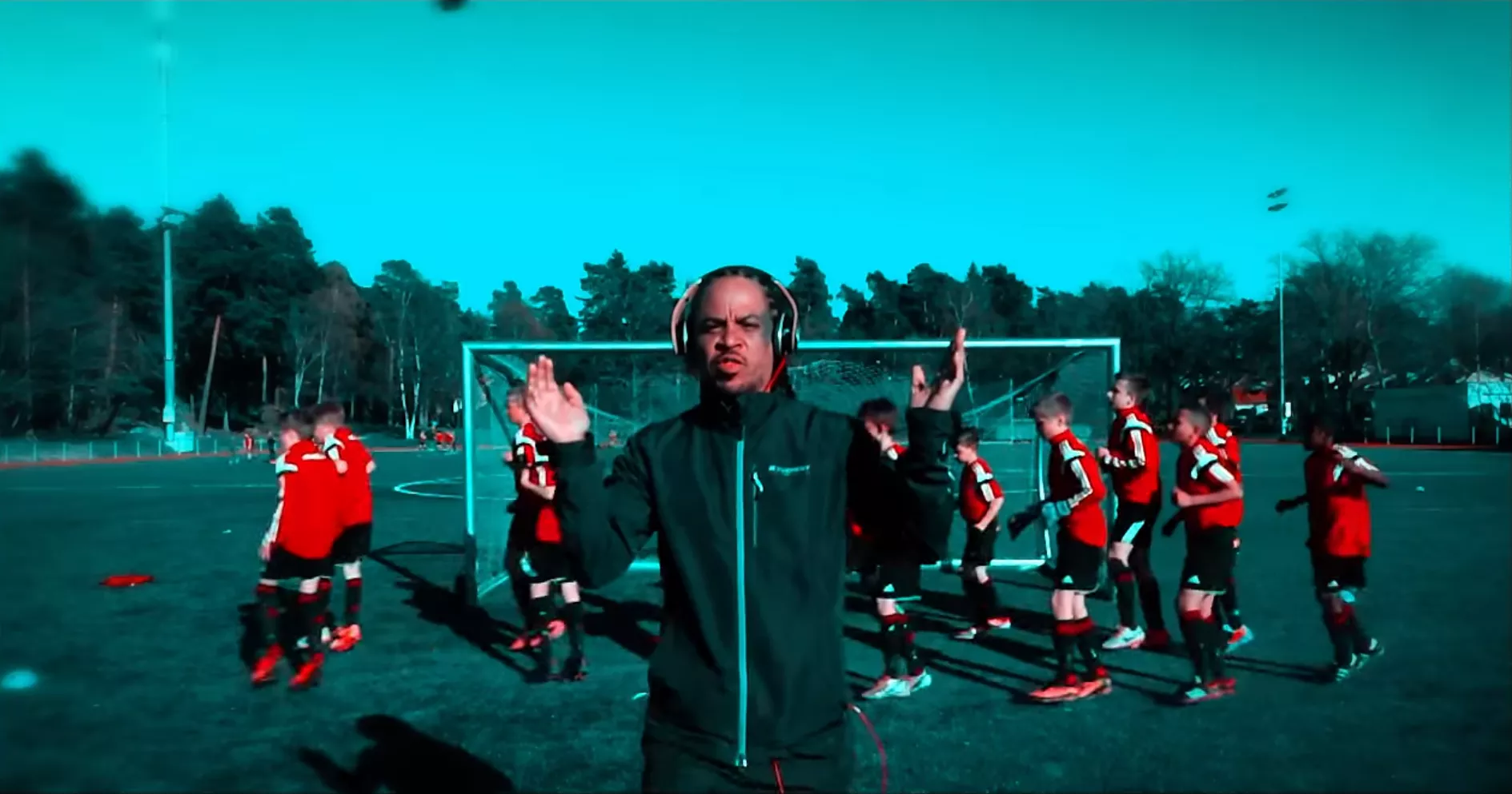 PREMIÄR: "tar upp problematiken med människans keffa fotavtryck"