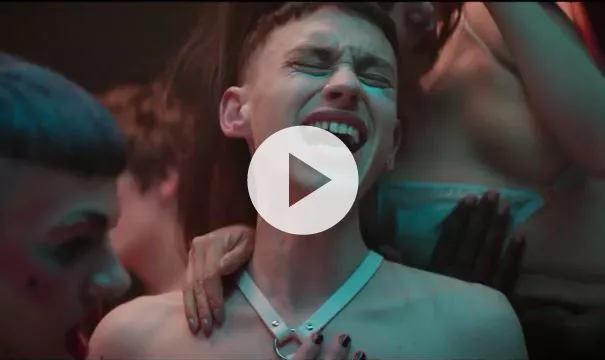 Years and Years-video: Se letpåklædte mænd og kvinder snave til højre og venstre