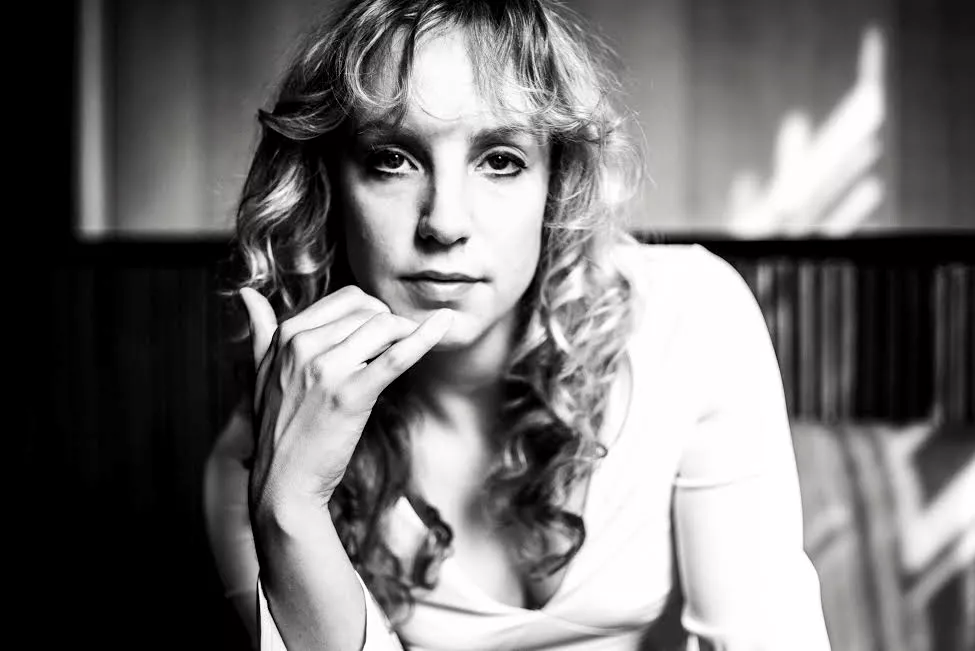 Tidligere Månedens Demo Juju Bell udfolder musikalske postkort på debutalbum   