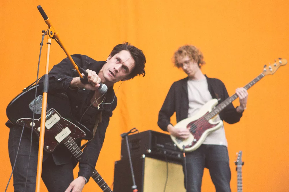 Det är som om han satt en fasad framför sig