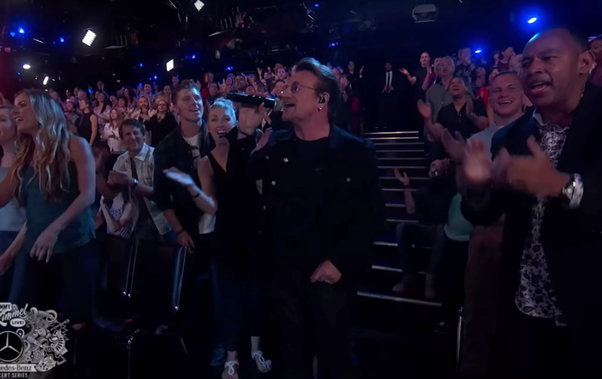 U2 framför klassiker – och publiken förvandlas till en gospelkör