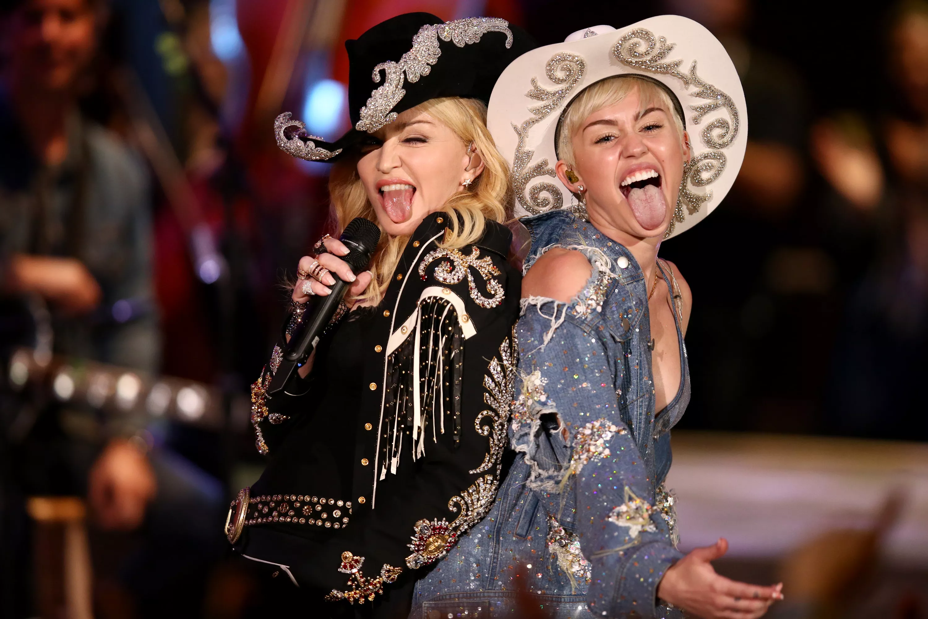 Se Miley Cyrus spanke Madonna